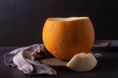 Ahşap bir stantta kavun. Karanlık bir fotoğraf..