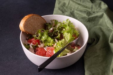 Sebze salatası, greyfurt, hindi, fındık.