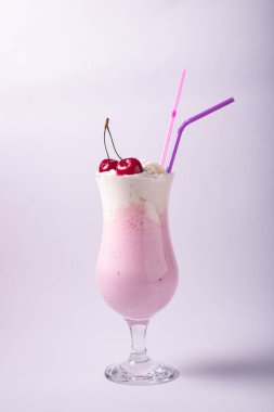 Beyaz arka planda bir bardak taze çilekli smoothie.