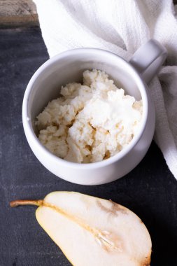 Siyah arka planda beyaz havluyla hindistan cevizi sütü.