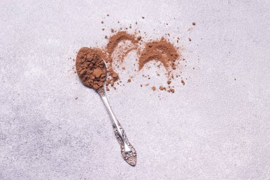 Beyaz arka planda kahve tozu.
