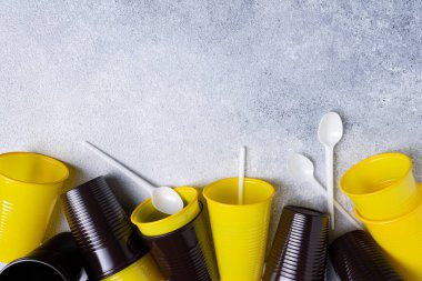 Beyaz arka planda farklı tabaklar var. en üstteki görünüm.