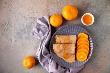 Krep portakal dilimleri ile