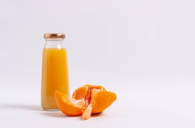 Beyaz arka planda bir şişe narenciye suyu. Yatay yönelim.