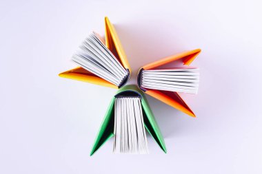 Beyaz arkaplanda renkli kapaklar halinde kitaplar