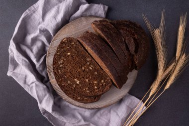 Koyu arkaplanda taze çavdar ekmeği 