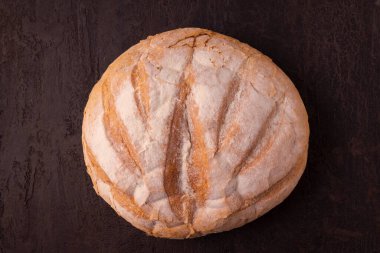 Siyah arka planda taze ekmek.