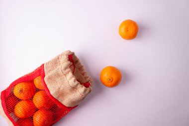 Beyaz arka planda olgun kırmızı ve turuncu mandalinalar.