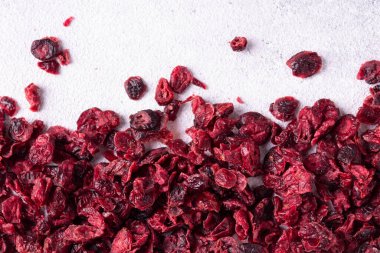 Gri arkaplanda kurumuş kızılcık.