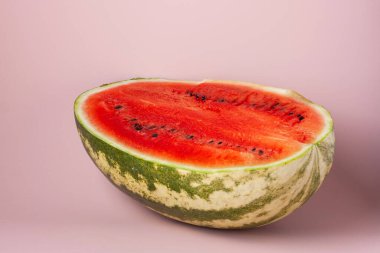 Pembe arka planda kırmızı karpuz sonbahar hasadı