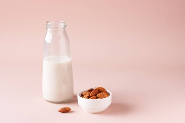 Bej arka planda badem sütü