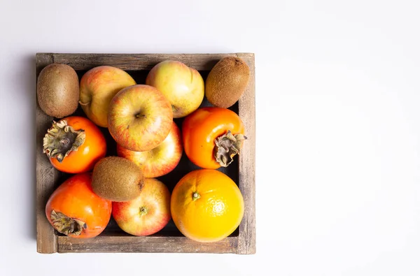 Frutas Frescas Uma Cesta Fundo Branco Vista Superior — Fotografia de Stock