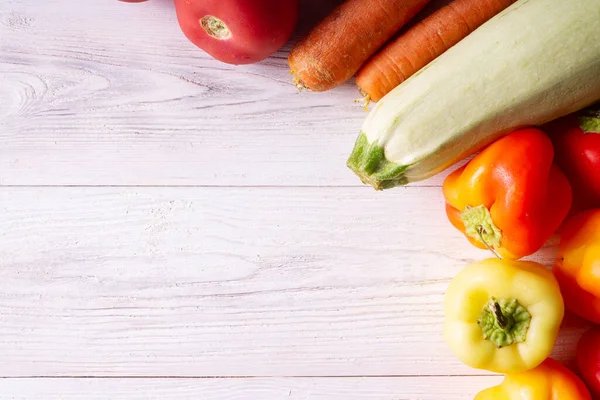 Tahta arka planda taze sebzeler