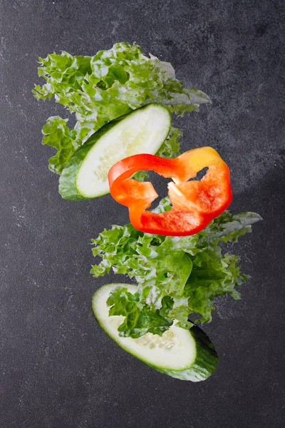 Verse Salade Met Kruiden Een Zwarte Achtergrond — Stockfoto