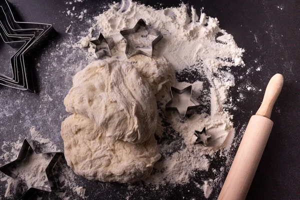 Christmas Cookies Flour Rolling Pin Black Background — Stock Photo, Image