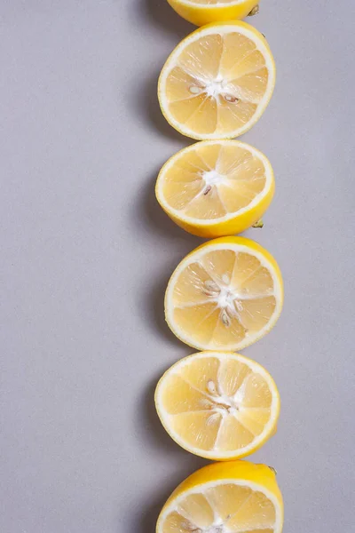 Zitronenscheiben Auf Grauem Hintergrund Ansicht Von Oben — Stockfoto