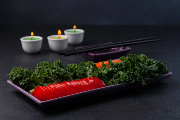 Sushi Con Verduras Palillos Sobre Fondo Negro —  Fotos de Stock