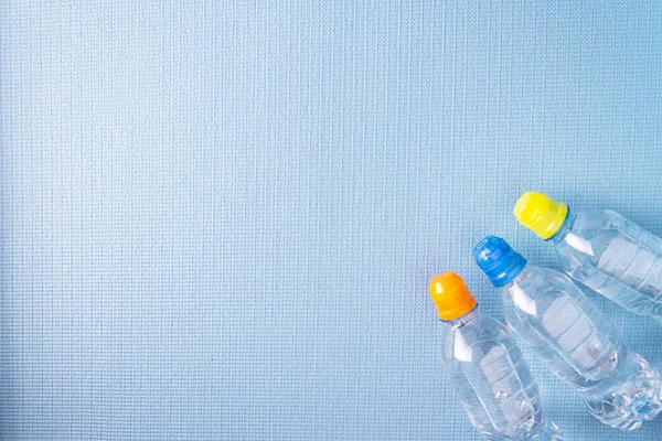 Mavi Arka Planda Olan Plastik Şişe — Stok fotoğraf