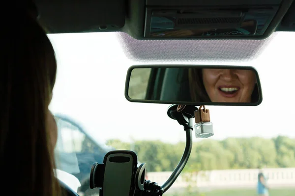 Mulher Meia Idade Dirigindo Carro Foco Seletivo — Fotografia de Stock