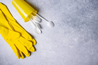 Sarı eldivenli temizlik konsepti ve arka planda lastik eldiven