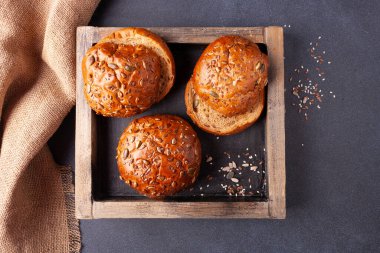 Siyah arka planda susamlı ve peynirli ev yapımı çörekler. en üstteki görünüm.