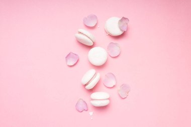 Pembe arka planda beyaz badem kurabiyeleri