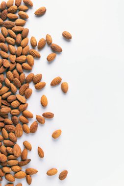 Bademler beyaz arkaplana dağılmış