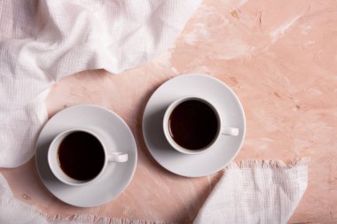 Beyaz ahşap arka planda kahve fincanı ve kırmızı çay.