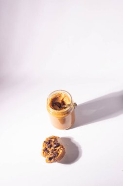 Beyaz arka planda tarçın çubukları olan kahve fincanı