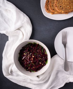 Kırmızı lahana ve nar tohumlu pancar salatası.