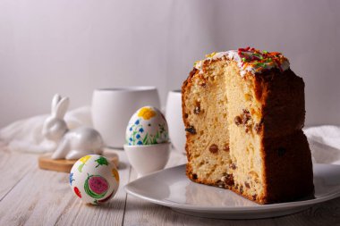 Yumurtalı ve çiçekli paskalya pastası