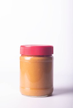 Beyaz arka planda kapaklı bir kavanoz