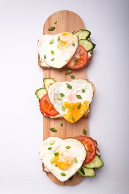 Yumurta ve sebzeli tost.