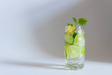 Gri arkaplanlı bir bardak limonata. 