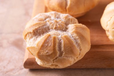 Beyaz tabakta taze pişmiş çörekler.