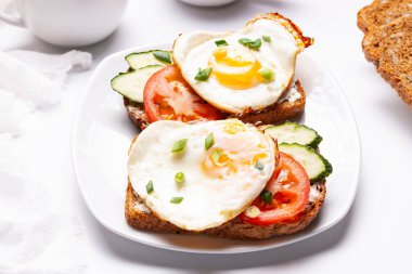 Yumurtalı tost ve haşlanmış yumurta, yakın plan.