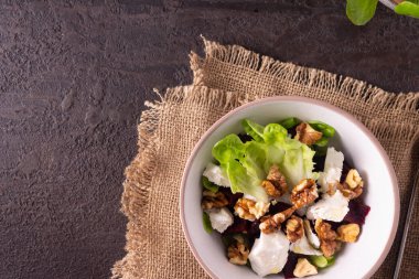 Salata, marul, fındık ve peynir beyaz tabakta. en üstteki görünüm.