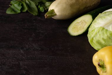 yeşil sebzeler kahverengi bir taşın üzerinde yatıyor.