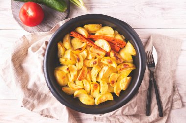 Ahşap arka planda fırında patates. en üstteki görünüm.