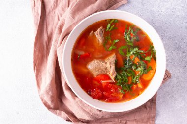 kırmızı domates çorbası sebze ve bitkilerle