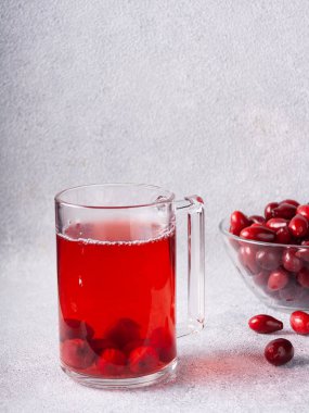 Gri arkaplanlı Gürcü mutfağında cam bardakta dogwood kompostosu