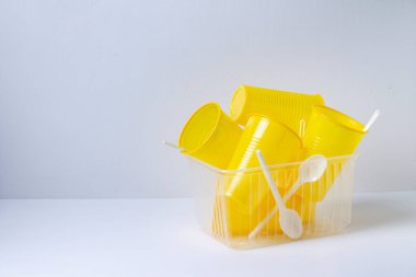 Temizlik için plastik kaplar.