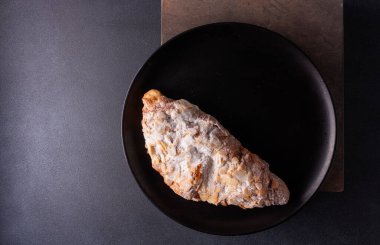 siyah bir tabak kızarmış balık.