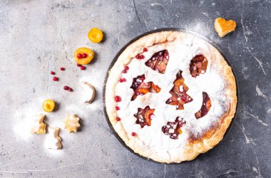 Kızılcık ve pudra şekerli Noel pastası 