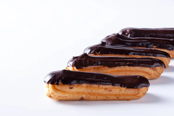 Donut Chocolat Avec Glaçage Sur Fond Blanc — Photo