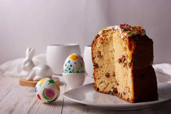 Yumurtalı ve çiçekli paskalya pastası