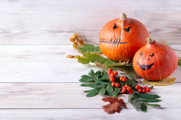 Calabazas Halloween Hojas Otoño Sobre Fondo Madera Blanca — Foto de Stock