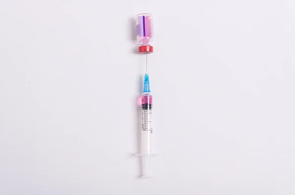 Medische Wegwerpspuit Een Fles Vaccin — Stockfoto