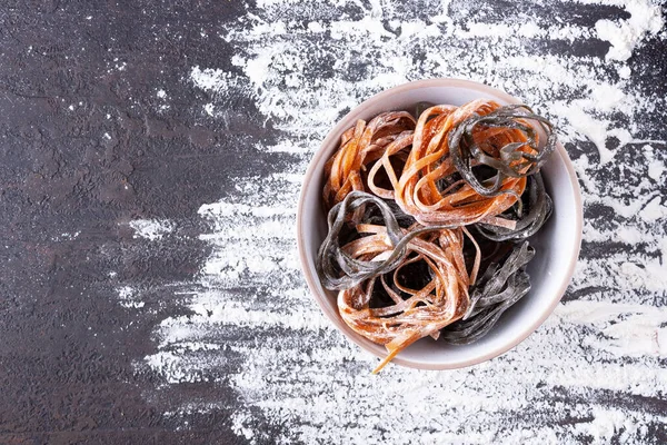 Pasta Casera Cruda Con Harina Sobre Fondo Oscuro —  Fotos de Stock