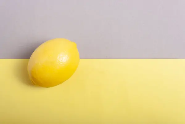 Limón Sobre Fondo Amarillo — Foto de Stock